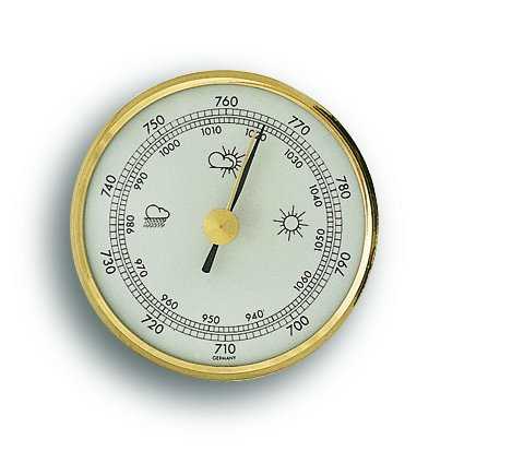 Rundes Barometer mit goldfarbenem Rand, Skala mit Zahlen und Wettersymbolen, schwarzer Zeiger auf hellem Zifferblatt